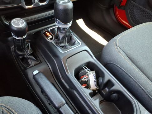 Used 2025 Jeep Wrangler Unlimited Sahara AWD/4WD image 15