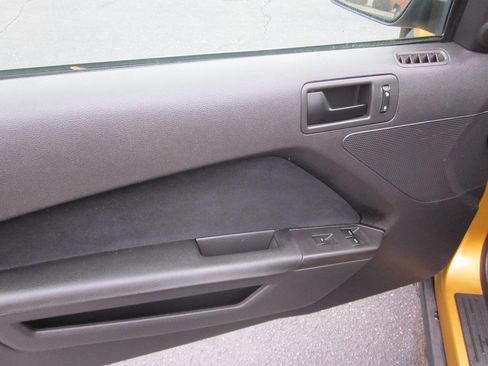 Used 2010 Ford Mustang Convertible image 11