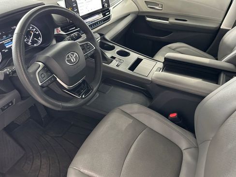 Used 2023 Toyota Sienna Limited image 10