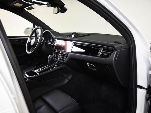 Certified 2026 Porsche Macan image 28