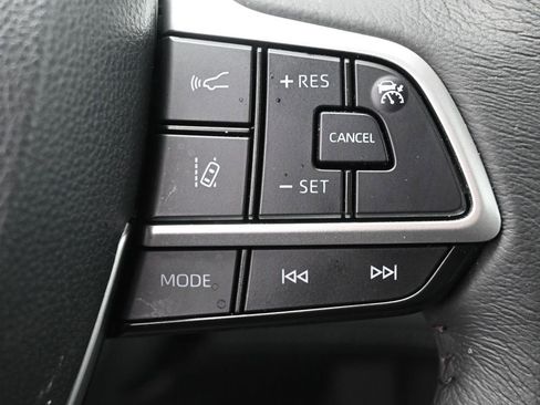 Used 2025 Toyota Sienna XLE image 18