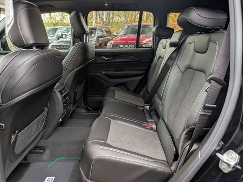 New 2025 Jeep Grand Cherokee Altitude image 24