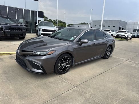 Used 2023 Toyota Camry SE w/ Convenience Package FWD image 2