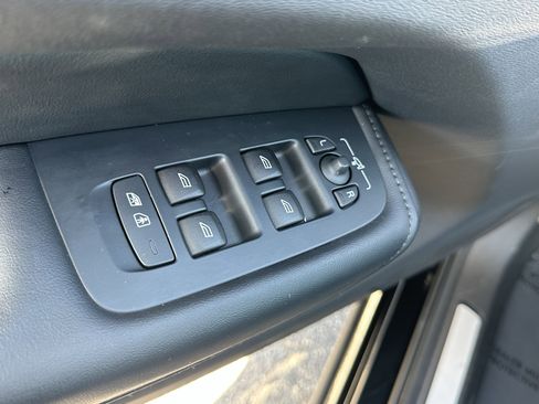 Used 2025 Volvo XC60 B5 Plus image 16