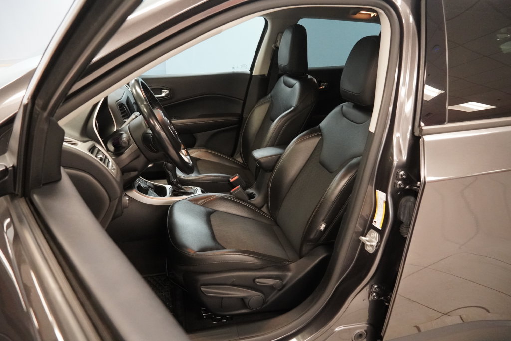 Used 2020 Jeep Compass Latitude w/ Cold Weather Group AWD/4WD image 13
