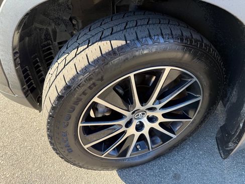 Used 2017 Toyota Highlander SE image 22