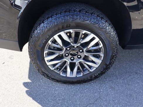 Certified 2025 Chevrolet Suburban Z71 w/ Sun And Tow Package image 41