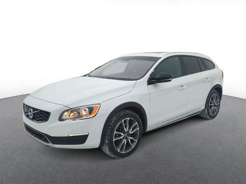 Used 2017 Volvo V60 T5 Cross Country w/ Convenience Package image 4