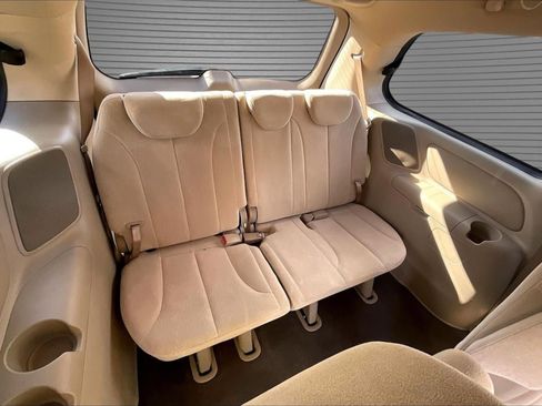 Used 2008 Kia Sedona LX image 25
