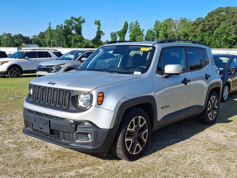 Used 2018 Jeep Renegade Latitude FWD image 3