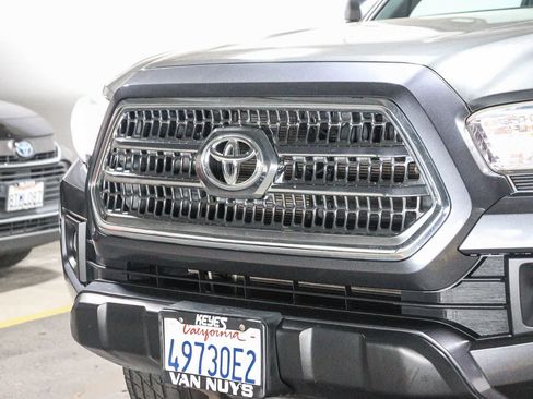 Certified 2017 Toyota Tacoma TRD Off-Road w/ Tow Package RWD image 9