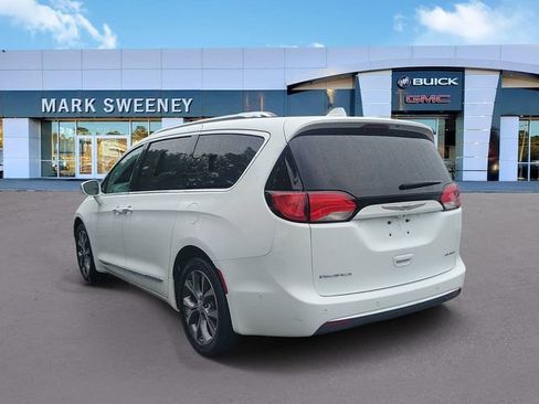 Used 2017 Chrysler Pacifica Limited w/ UConnect Theater Package FWD image 3
