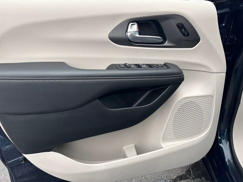 Used 2024 Chrysler Pacifica Touring-L image 19