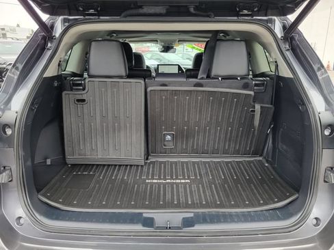 Used 2023 Toyota Highlander XLE FWD image 25