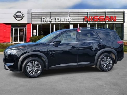 Used 2024 Nissan Pathfinder SV image 4