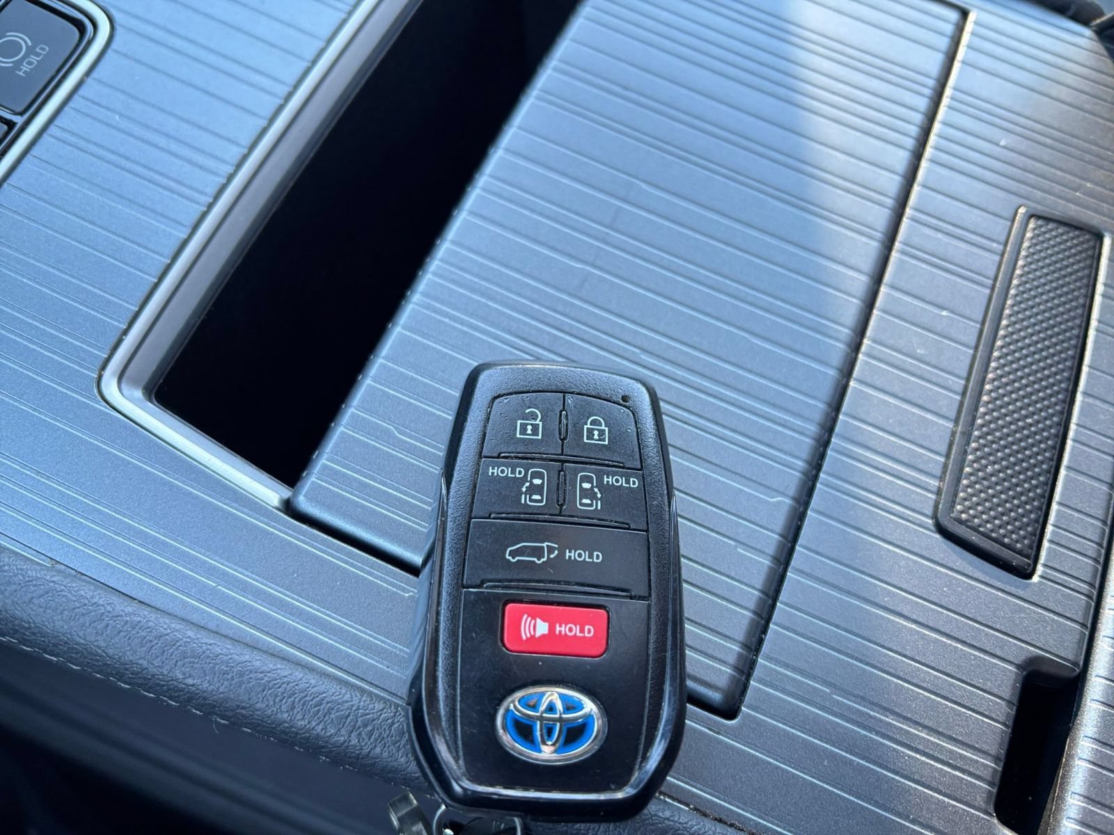 Used 2025 Toyota Sienna XLE FWD image 21