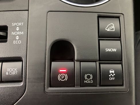 Used 2024 Toyota Highlander LE AWD/4WD image 29