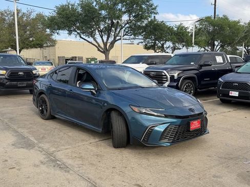 Used 2025 Toyota Camry SE w/ Convenience Package image 3