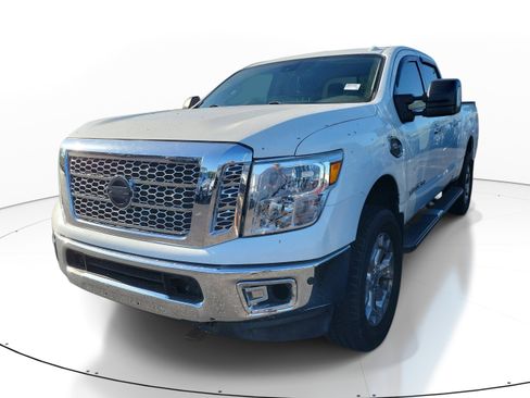 Used 2018 Nissan Titan SV w/ SV Convenience Package AWD/4WD image 3