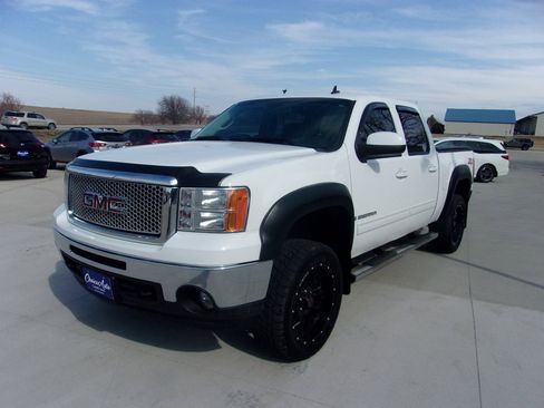 Used 2009 GMC Sierra 1500 SLT w/ Suspension Package, Off-Road image 6