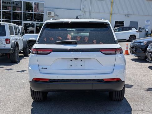 Used 2023 Jeep Grand Cherokee Altitude AWD/4WD image 7