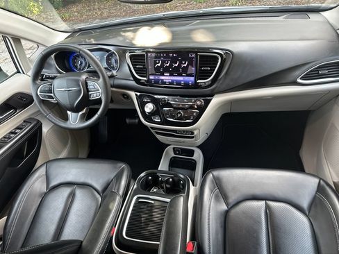 Used 2023 Chrysler Pacifica Touring-L FWD image 36