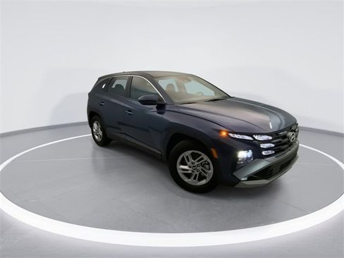 Certified 2025 Hyundai Tucson SE image 6