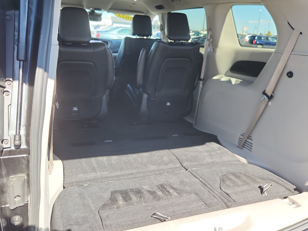 Used 2023 Chrysler Pacifica Touring-L FWD image 12