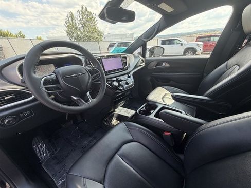 Used 2025 Chrysler Pacifica Select FWD image 24