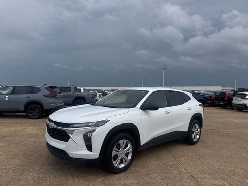 Used 2025 Chevrolet Trax LS image 8