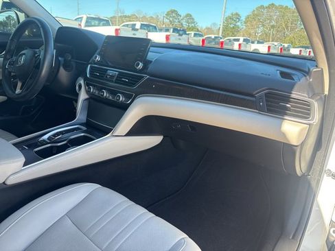 Used 2018 Honda Accord Touring image 9