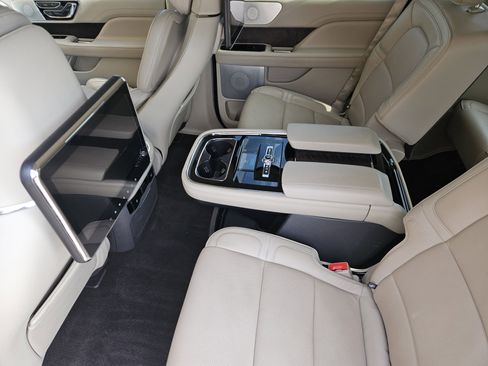 Used 2019 Lincoln Navigator Reserve image 30