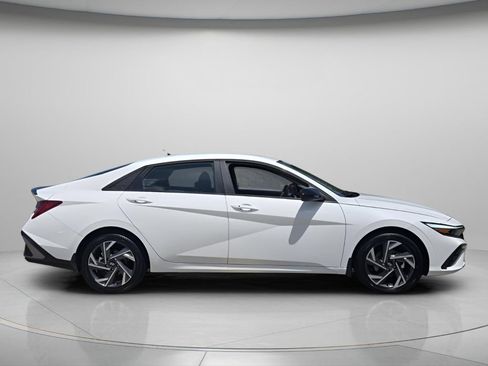 Certified 2025 Hyundai Elantra SEL FWD image 4