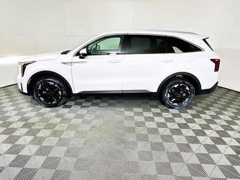 Used 2025 Kia Sorento S FWD image 6