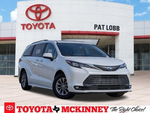 Used 2025 Toyota Sienna XLE w/ XLE Plus Package FWD image 1