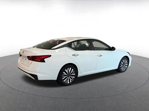 Used 2025 Nissan Altima 2.5 SV FWD image 10