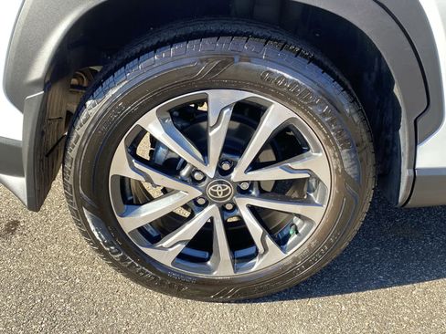 Certified 2023 Toyota Corolla Cross XLE image 19