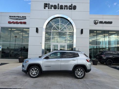 Used 2024 Jeep Compass Latitude AWD/4WD image 2