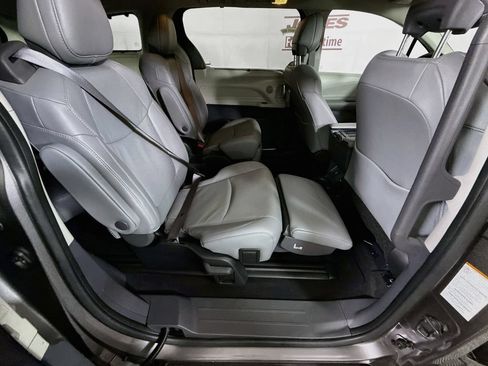 Used 2024 Toyota Sienna Limited AWD/4WD image 32