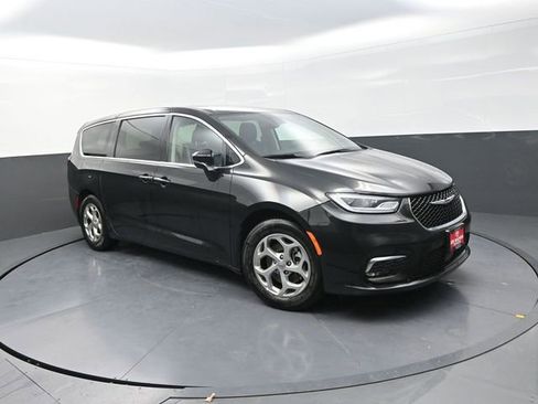 Used 2024 Chrysler Pacifica Limited image 10