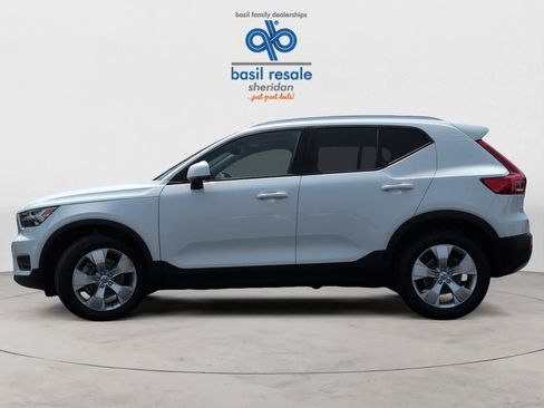 Used 2020 Volvo XC40 T4 Momentum image 3