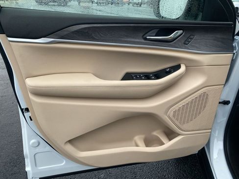 New 2025 Jeep Grand Cherokee Limited image 9