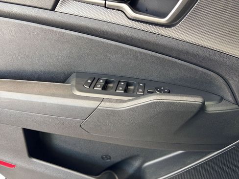 Used 2025 Kia Sportage LX FWD image 18