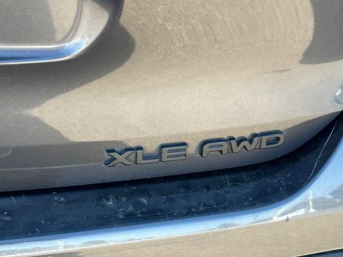 Used 2021 Toyota Highlander XLE AWD/4WD image 21
