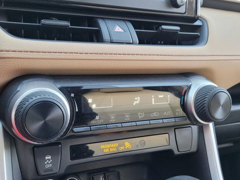 Used 2019 Toyota RAV4 LE image 22