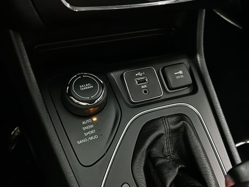 Used 2019 Jeep Cherokee Latitude Plus AWD/4WD image 12