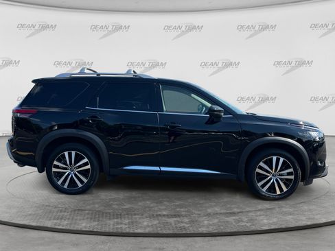 Used 2025 Nissan Pathfinder Platinum w/ Black Appearance Package AWD/4WD image 9