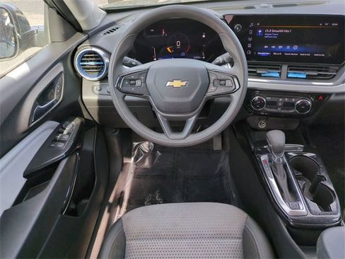 Certified 2025 Chevrolet Trax LT image 17