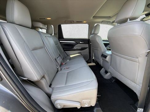 Used 2019 Toyota Highlander XLE FWD image 24