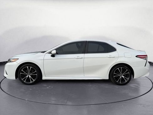 Used 2020 Toyota Camry SE image 3